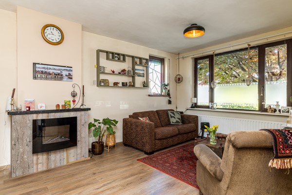 Foto - Te koop: Vlakbij het winkelcentrum in het geliefde, rustige Schaesberg ligt deze charmante, geïsoleerde hoekwoning met een verrassend ruime, multifunctionele zolderverdieping. 